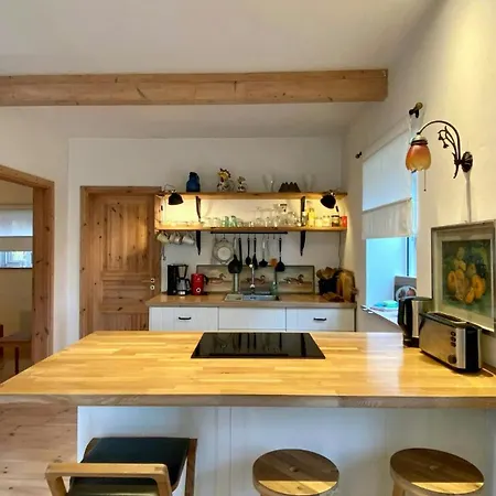 Holiday Home With Garden On Lake Jabel بيت للعطل