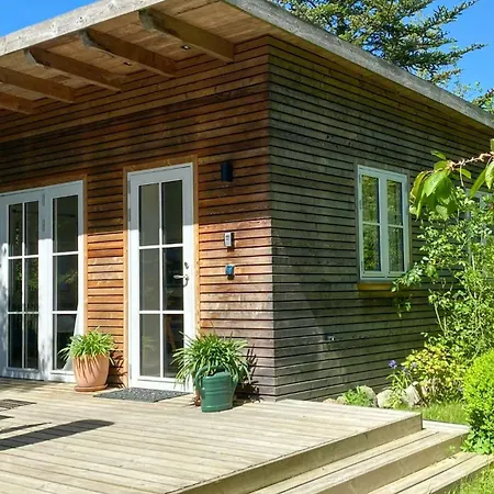 Holiday Home With Garden On Lake Jabel بيت للعطل *