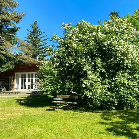 Holiday Home With Garden On Lake Jabel بيت للعطل